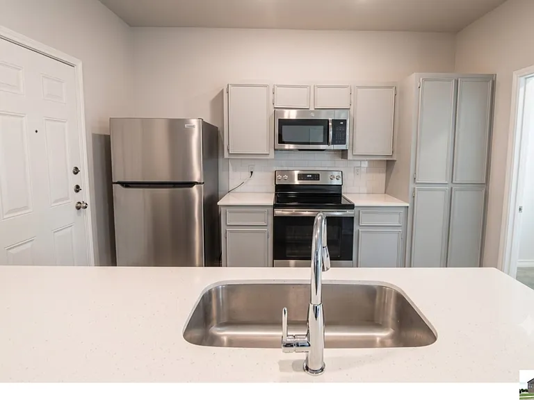 300 Lowes Blvd #B — Photo 33