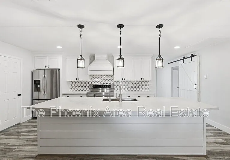 447 E Carson Dr — Photo 2