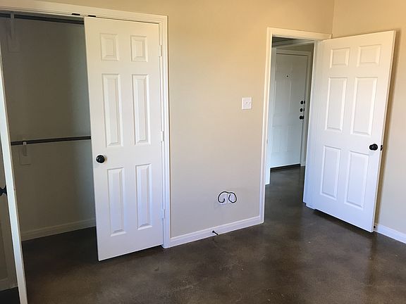 3rd image of 200 Quail Hollow Ln