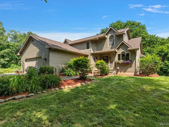 1650 Cobblestone Ln, Oxford, MI 48371