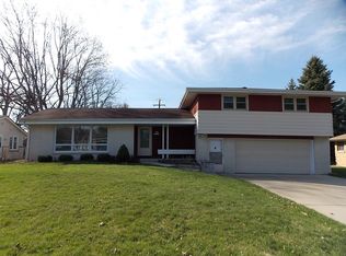 N88W17059 Elmwood Dr, Menomonee Falls, WI 53051