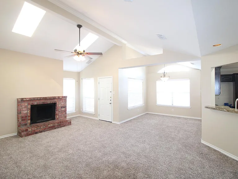 2718 Quebec Dr — Photo 7