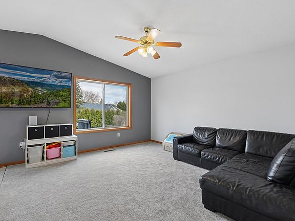 4th image of 105 Capelle St