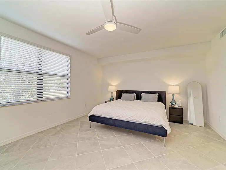 5687 N Honore Ave #411 — Photo 12