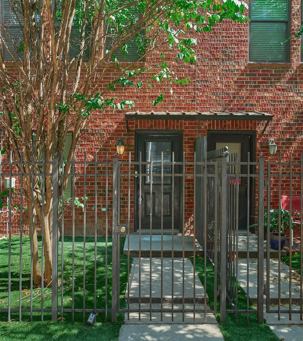 2 bed, 2.5 bath, 1624 sqft, $1,900 — Photo 1