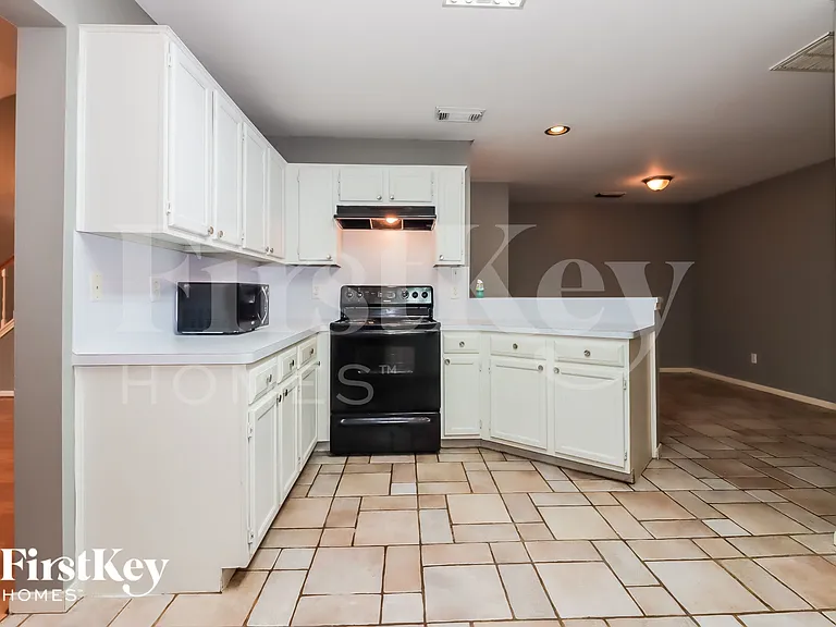 3225 Continental Dr — Photo 9