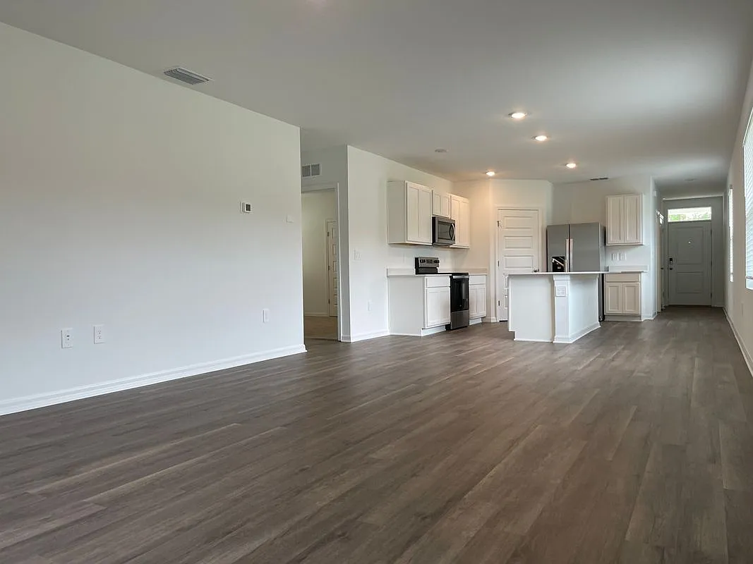 4 bed, 2.0 bath, 1665 sqft, $2,300 — Photo 2