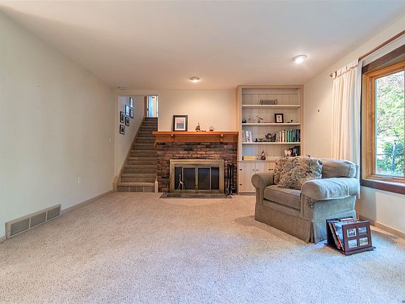 5th image of 972 Riverview Rd