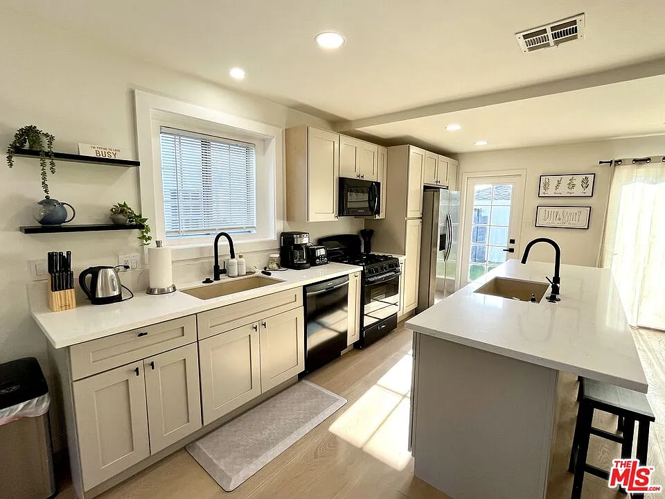 3 bed, 2.5 bath, 1773 sqft, $7,500 — Photo 4