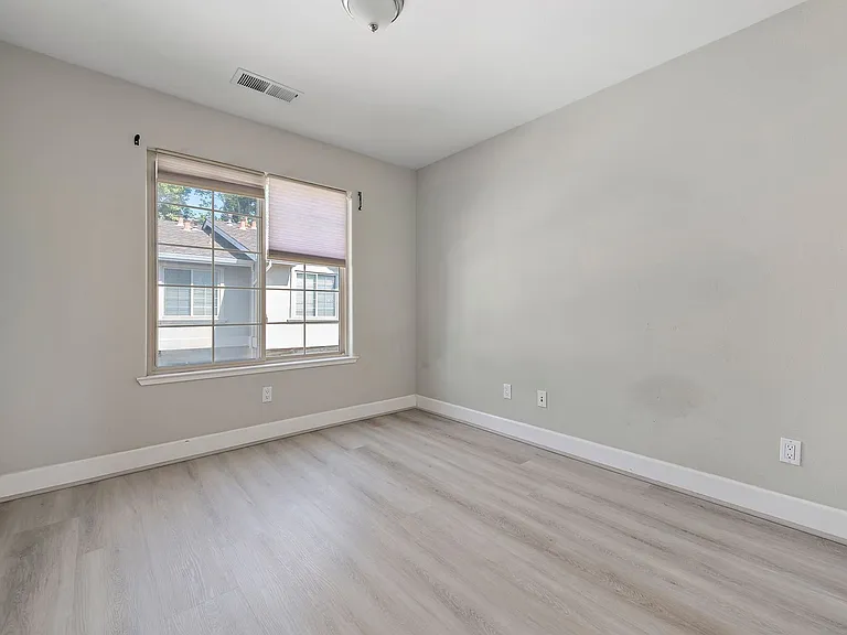 562 Lambert Ter — Photo 14