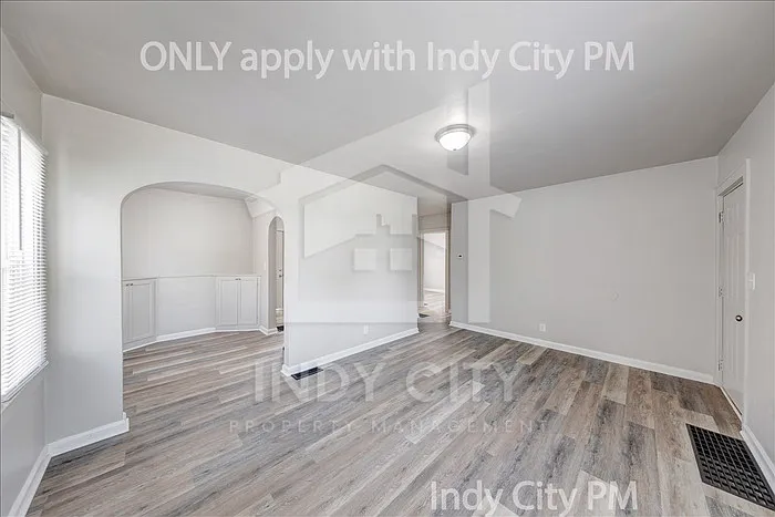 1326 N Gladstone Ave — Photo 2