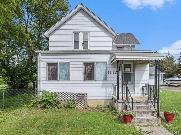 11419 Davis St, Grand Blanc, MI 48439