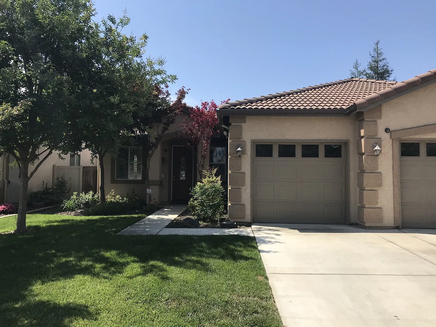 Nice home in Northwest Visalia off of Ferguson and Roeben with yard care — Photo 1