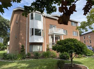 34-36 Broadlawn Park #2, Chestnut Hill, MA 02467