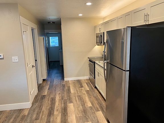 3rd image of 1924 Dixon Ave #1