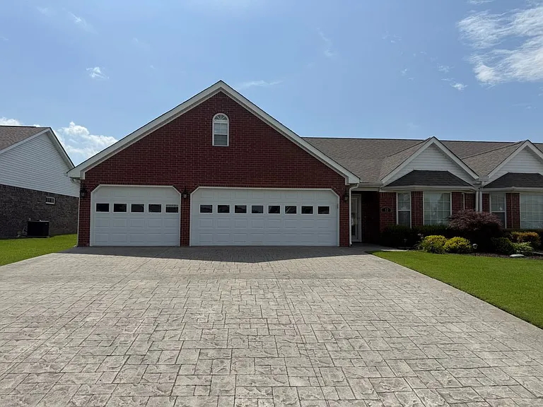 12 Enclave — Photo 1