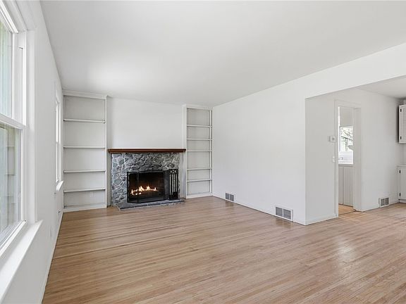 5th image of 2632 Oakview Dr