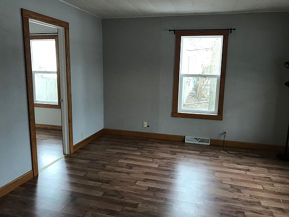 5th image of 909 E Lake St