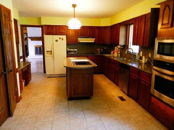 3rd image of 4020 Sherwood Ln