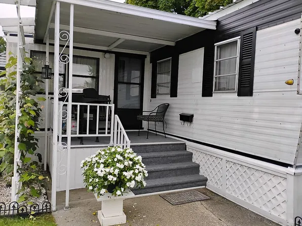 2099 Mary Ann Dr #103, Troy, MI 48083