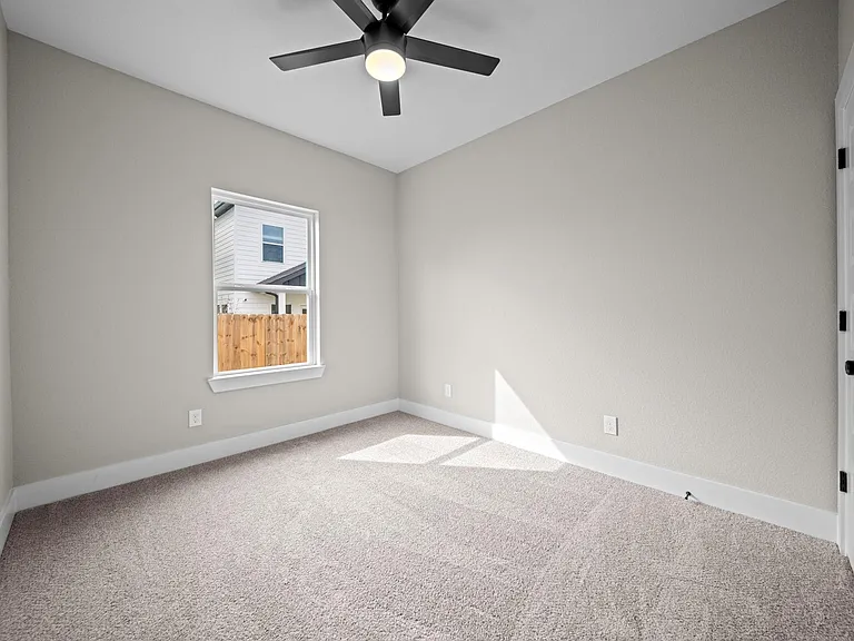 929 Green Meadow Ln #B — Photo 15