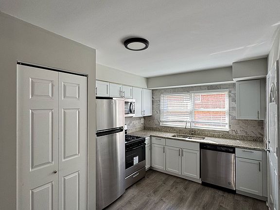 3rd image of 1321 W Sherwin Ave #1N