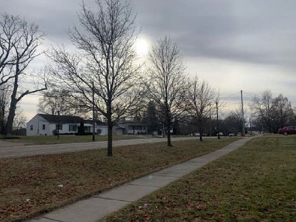 4th image of 720 E Grand Blanc Rd