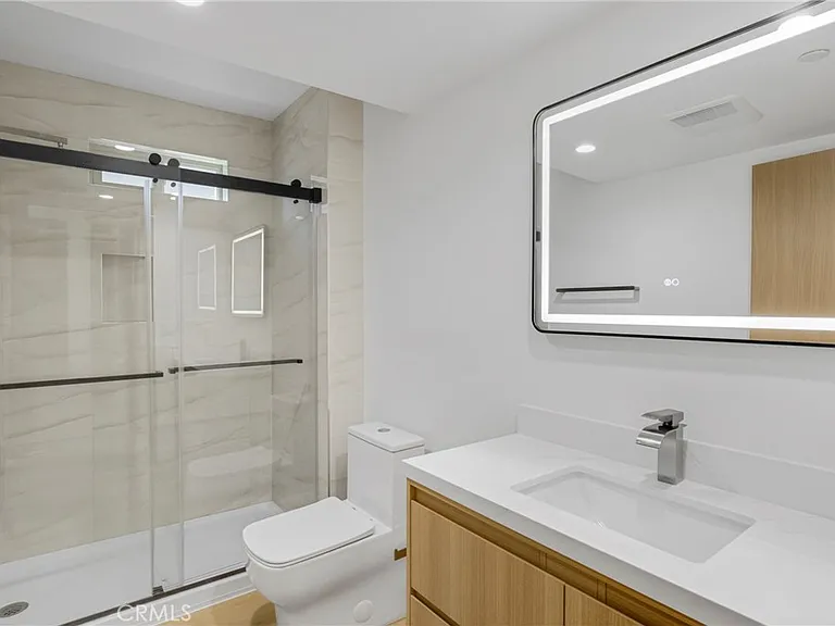 4855 Woodman Ave — Photo 18
