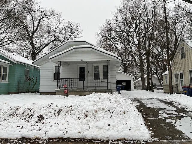 946 Hazen St SE photo 1