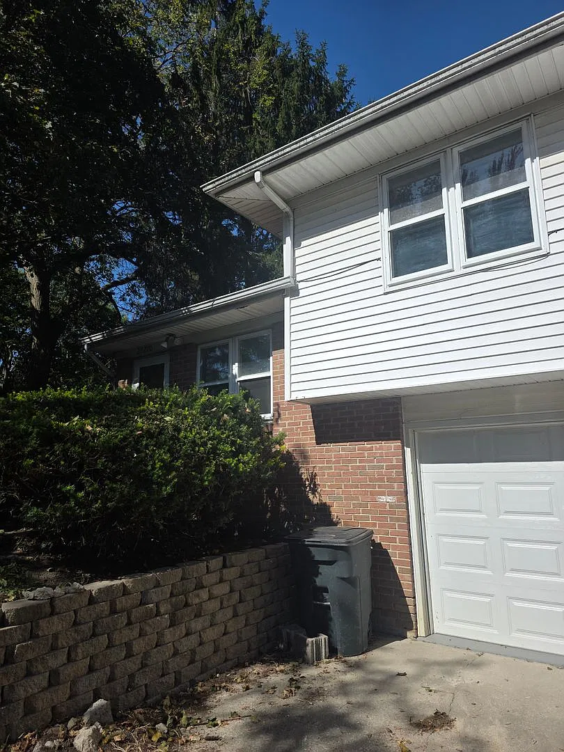 Very spacious and updated two bedroom home in Weston — Photo 1