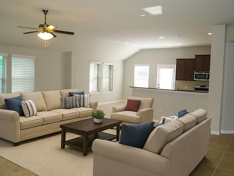 299 Clear Springs Holw — Photo 2