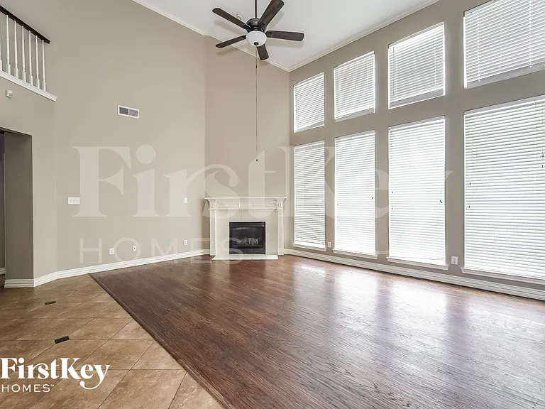 1321 Lyra Ln — Photo 2