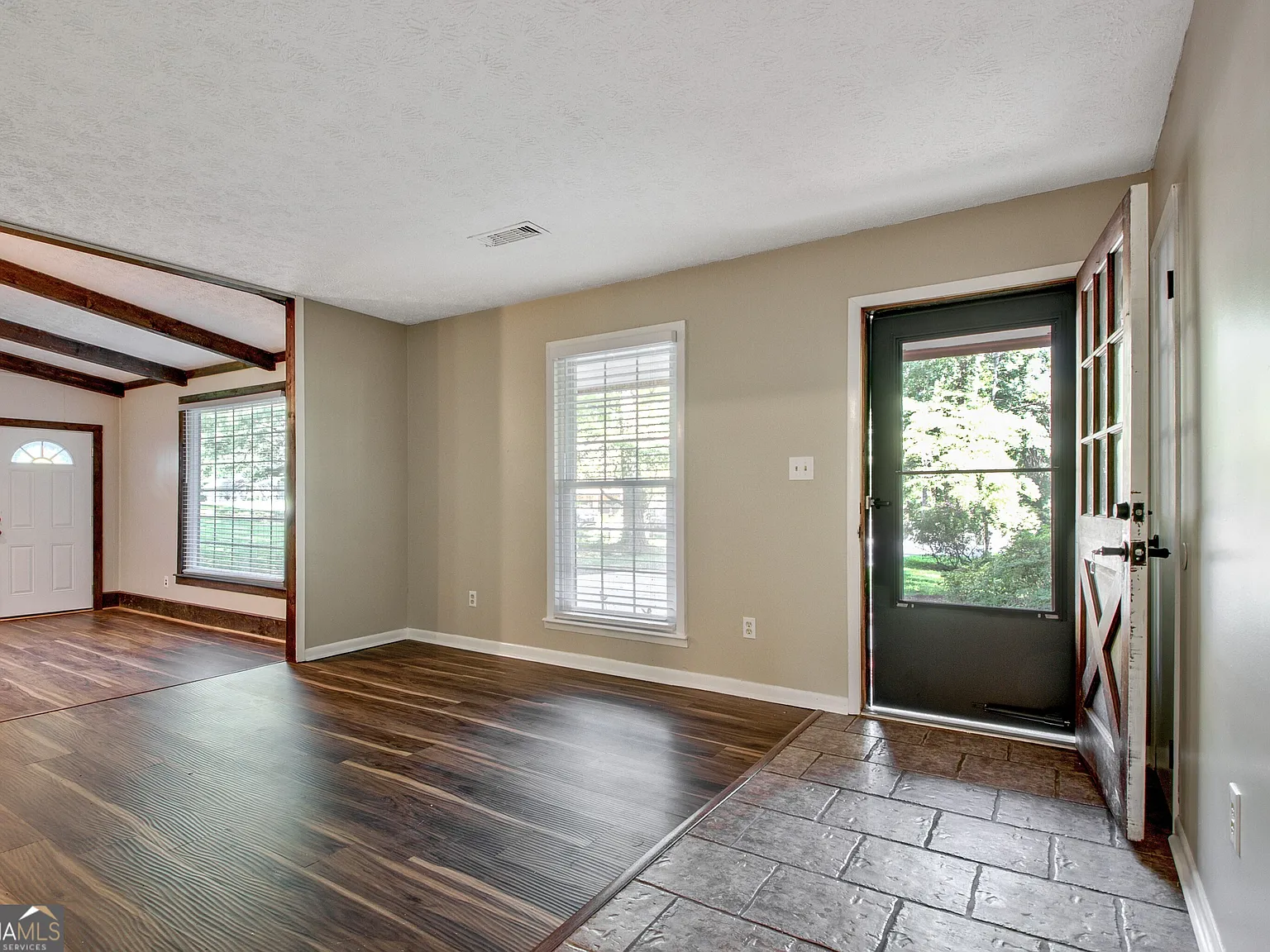 3 bed, 2.0 bath, 1664 sqft, $1,900 — Photo 3