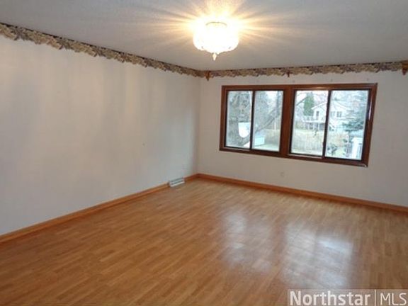 3rd image of 728 96th Ln NE