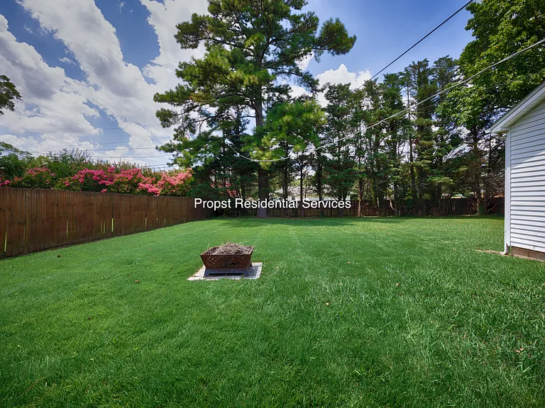 823 Stanhope Dr NE — Photo 4
