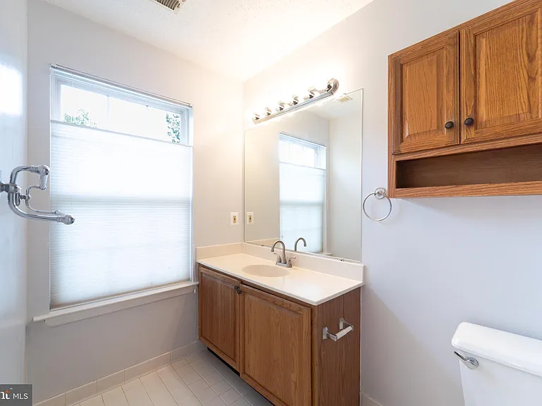 413 Lakeview Ct — Photo 34