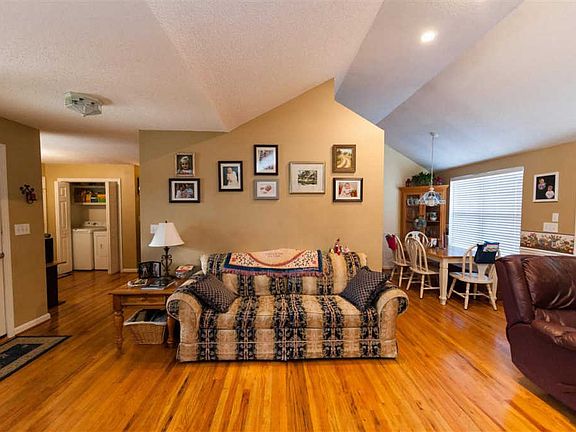 4th image of 345 Worthington Cir