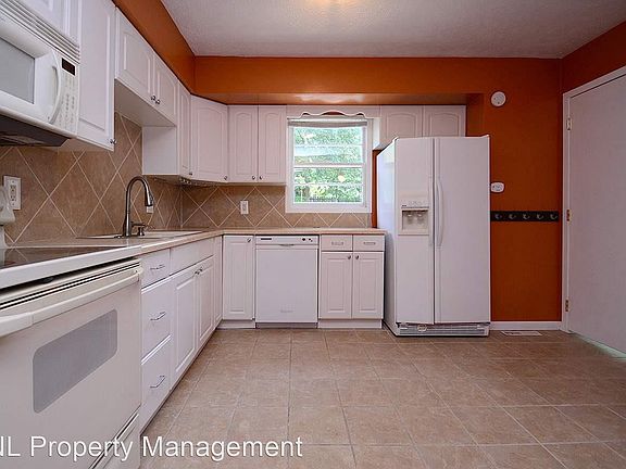 4th image of 3413 S 109th St