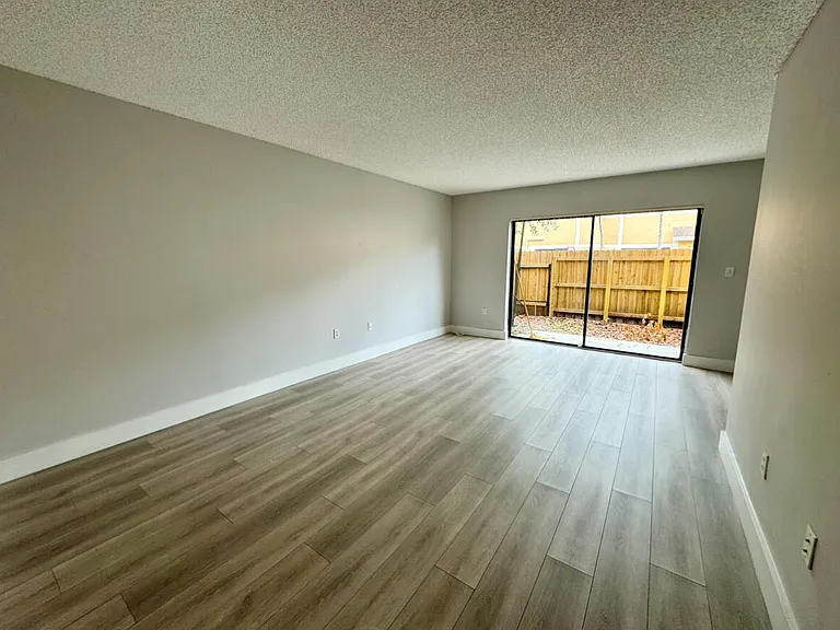 9473 Palm Cir N — Photo 4