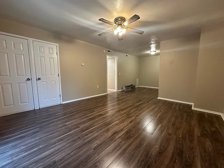 6032 Nw Expy #D — Photo 5
