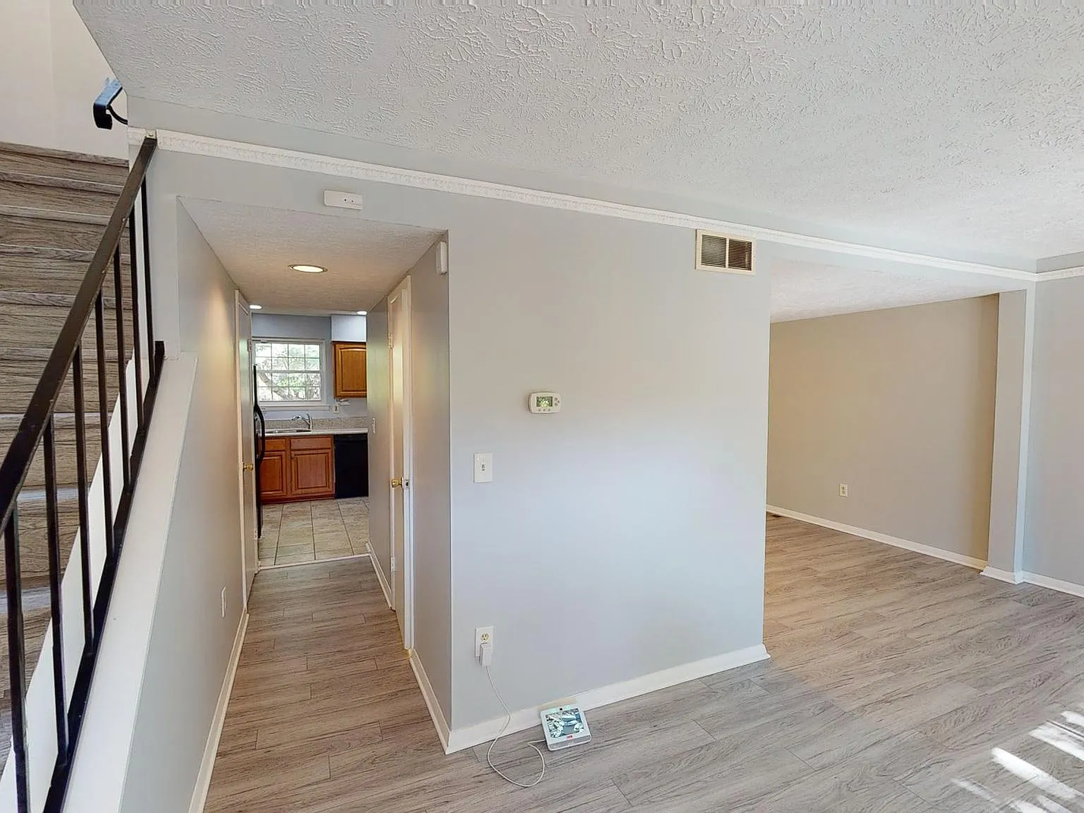 4 bed, 2.5 bath, 2000 sqft, $2,600 — Photo 2