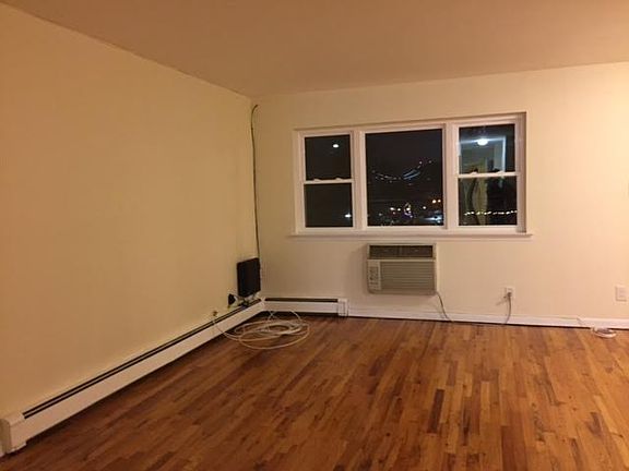 4th image of 2351 33rd St #2