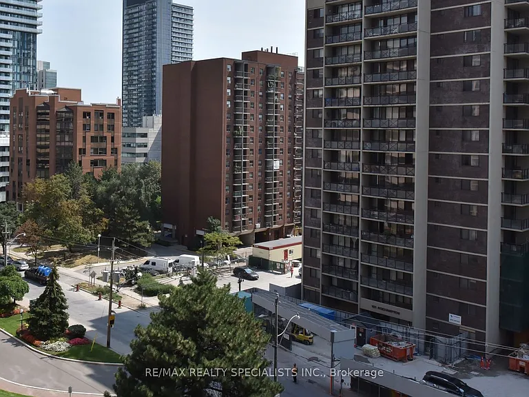 70 Roehampton Ave #712 — Photo 24