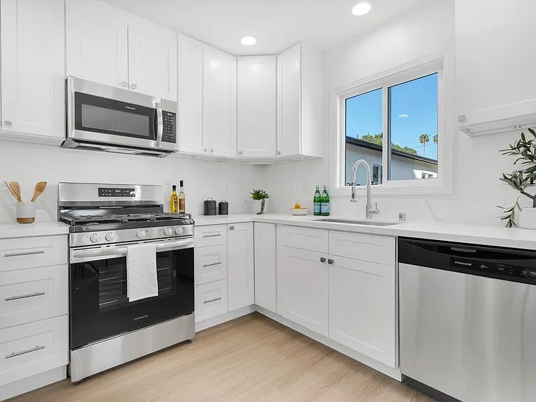 17733 Los Alimos St — Photo 7
