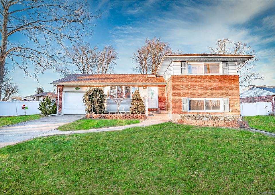 1st image of 24 Fairlawn Dr