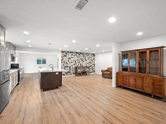 4th image of 3352 Altadena Ave