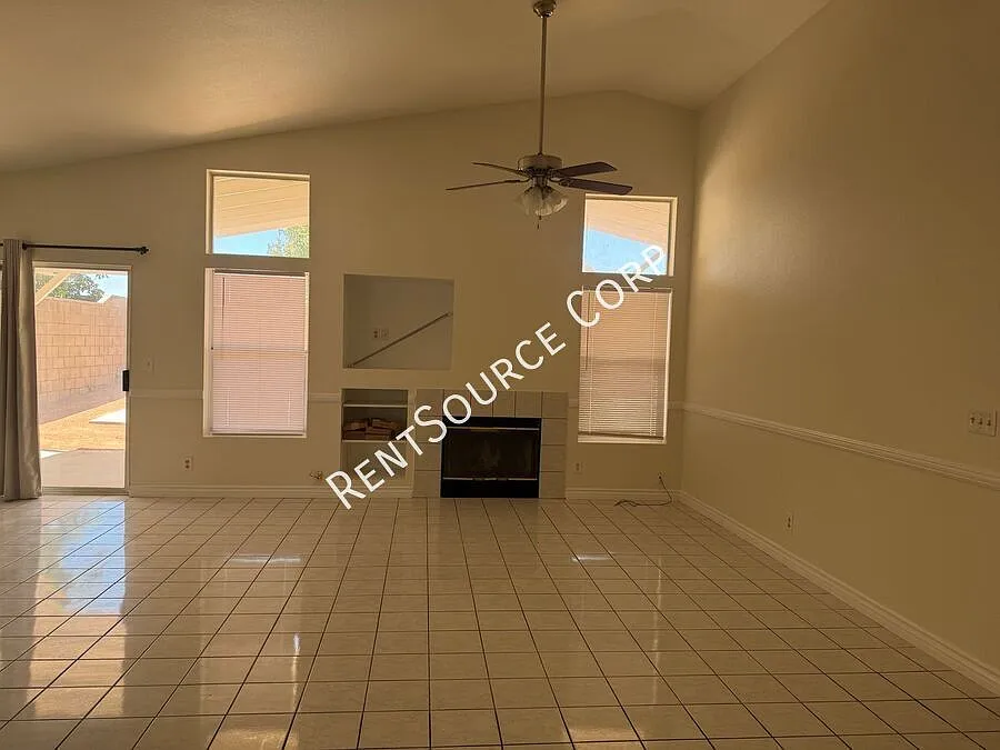 3 Bed, 2 Bath House for Rent in Palmdale — Photo 2