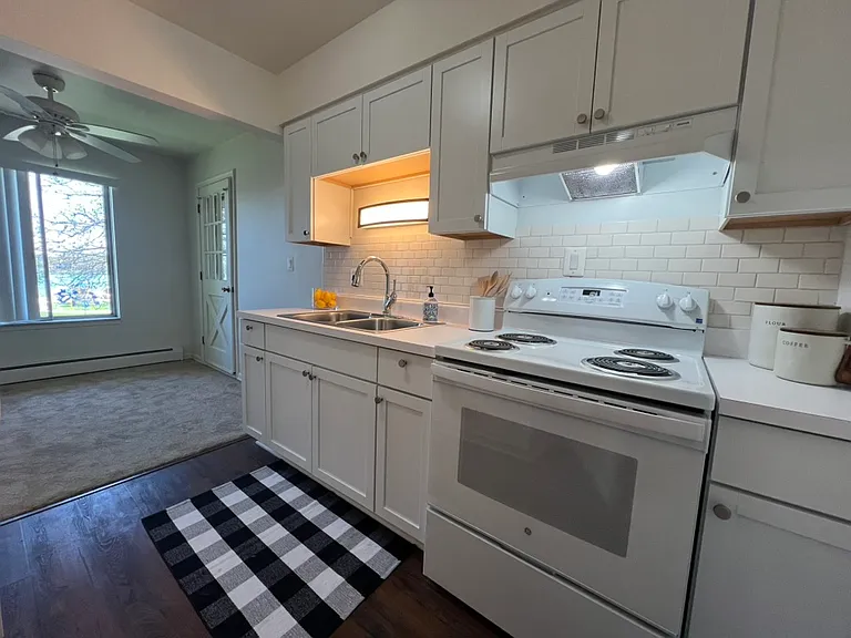 2364 Riverside Dr — Photo 9