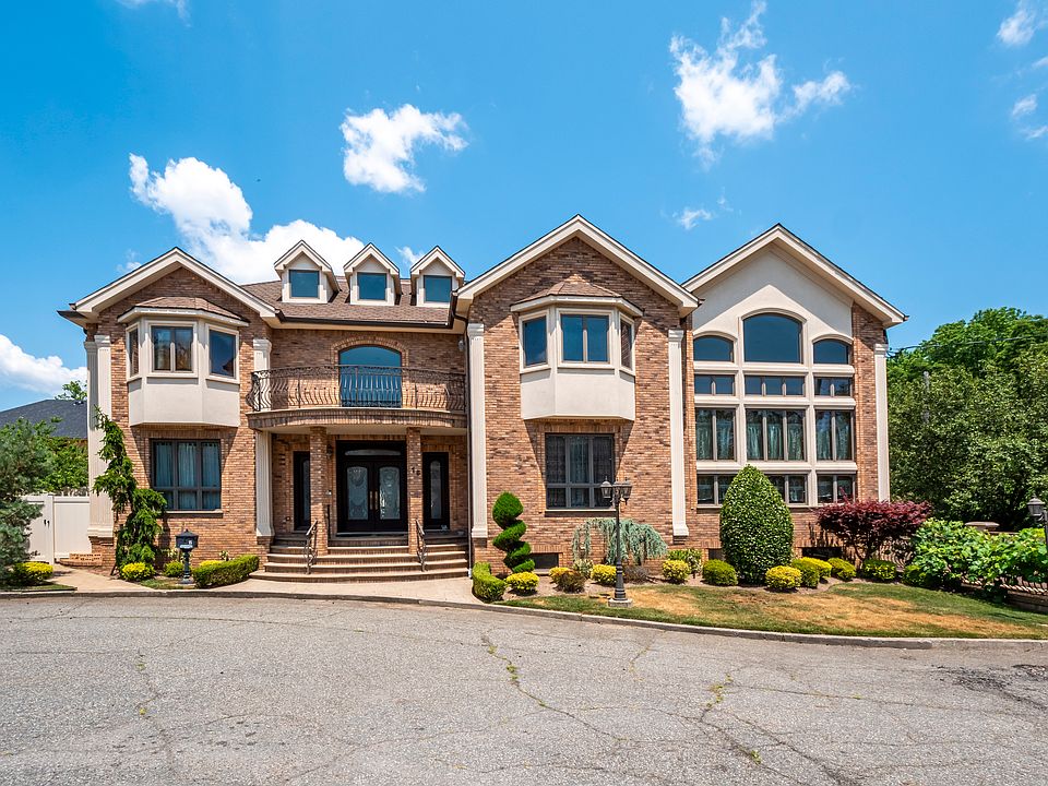 1st image of 15 Elizabeth Ct #1