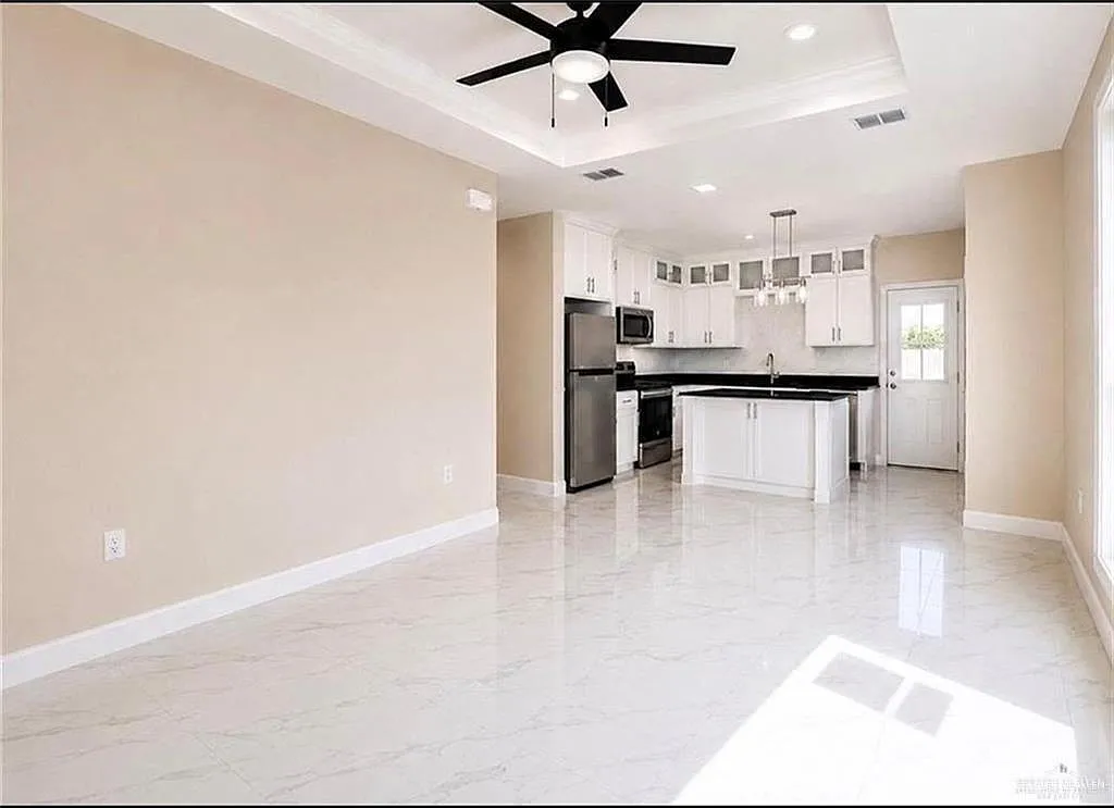 3 bed, 2.0 bath, 1131 sqft, $1,390 — Photo 3